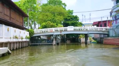 BANGKOK, THAILAND - 24 Nisan 2019: Bangkok 'taki Khlong Banglamphu (kanal) kanalı boyunca yapılacak tekne yolculuğunun keyfini çıkarın.
