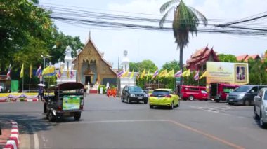CHIANG MAI, THAILAND - 2 Mayıs 2019: Rachadamnoen Yolu 'ndaki hızlı trafik Ubosot (Ordination Hall) ve beyaz Singha aslan heykelleri ile Wat Phra Singh tapınağı manzaralı, 2 Mayıs' ta Chiang Mai