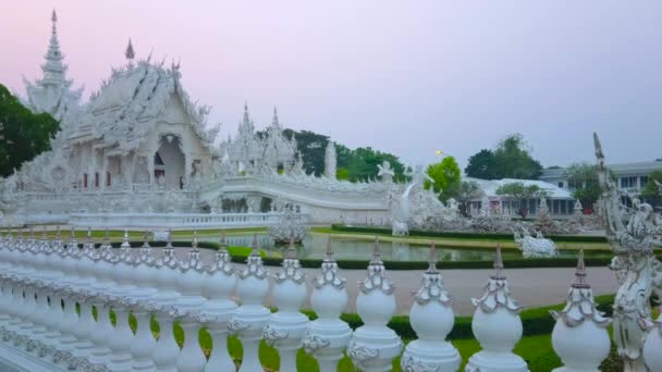 Den Lila Skymningen Över Det Utsmyckade Vita Templet Wat Rongkhun — Stockvideo