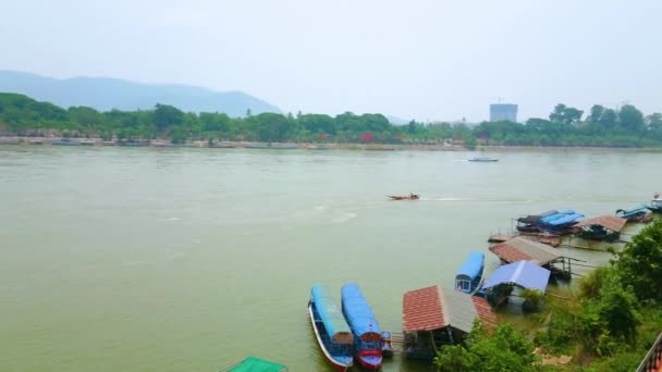 Kilátás Mekong Folyóra Laosz Zöld Partja Gyors Lebegő Csónak Arany — Stock videók