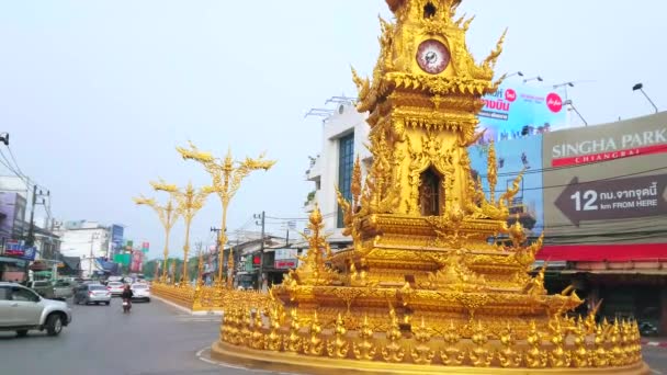 Chiang Rai Thailand Mei 2019 Pittoreske Gouden Klokkentoren Versierd Met — Stockvideo