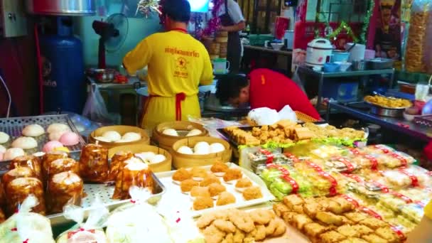 バンコク エイプリル12 2019年4月12日 オープンキッチンのパン屋さんで カウンターには大量のプリン 蒸し餃子 クッキー タイのデザート 中華街のサンポン市場があり 4月12日にバンコクで開催されます — ストック動画