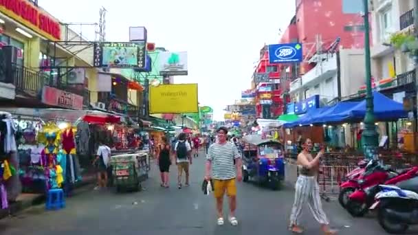 Bangkok Tajlandia Kwietnia Kwietnia 2019 Spacer Ruchliwym Deptakiem Khaosan Road — Wideo stockowe