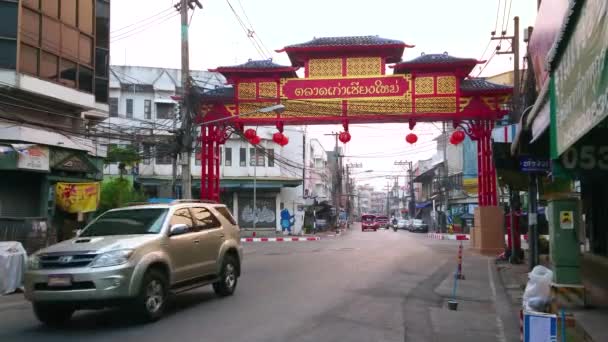 チェンマイ 5月3 2019 チェンマイで5月3日にチェンマイ道路のチャイナタウンへの入り口に位置し 金色の碑文 パターンと赤い提灯で飾られた風光明媚な中国の歓迎ゲート — ストック動画