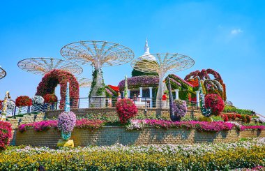 DUBAI, BAE - 5 Mart 2020 'de Dubai' de Mucize Bahçesi 'nin ortasındaki tepenin üstünde manzaralı gözlem pavyonu