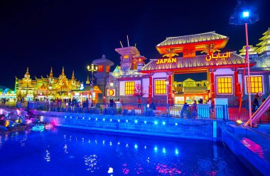 DUBAI, BAE - 5 Mart 2020 'de Dubai' deki Global Village Dubai 'nin Japon Pavyonu, 5 Mart' ta Dubai 'de parlak mavi ışıklarla aydınlatıldı.