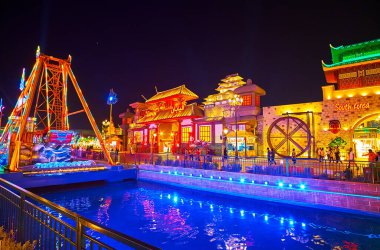 DUBAI, BAE - 5 Mart 2020: Dubai Global Village Dubai 'nin ışık saçan kanalı Japonya ve Güney Kore' nin manzaralı ticaret ve sergi pavyonları karşı kıyıda, 5 Mart 'ta Dubai' de