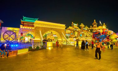 DUBAI, BAE - 5 Mart 2020 'de Dubai Global Village Dubai' nin Güney Kore ve Çin Pavyonları önündeki Budapeşte Zincir Köprüsü 'nün sahtesini gören ara sokağı, 5 Mart' ta Dubai 'de