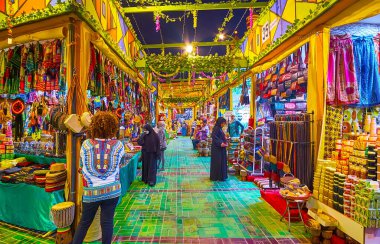 DUBAI, BAE - 5 Mart 2020: Global Village Dubai 'deki Afrika pavyonunu keşfetmek, 5 Mart' ta Dubai 'de giysi, aksesuar, oyuncak, el sanatları gibi büyük miktarda otantik eşya sunmak,
