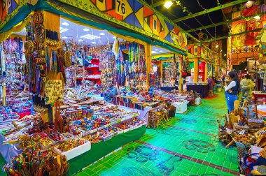 DUBAI, BAE - 5 Mart 2020 'de Dubai Global Village Dubai' deki el yapımı ahşap oyuncaklar, hediyelik eşyalar, mücevherler, sofra eşyaları ve aksesuarlarla Afrika 'daki büyük turist tezgahı, 5 Mart' ta Dubai 'de