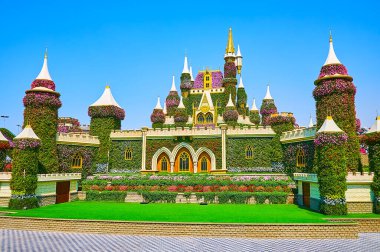 DUBAI, BAE - 5 Mart 2020 Dubai 'de, duvarlarında ve kulelerinde yeşil bitkiler ve petunyalar bulunan Mucize Bahçesi' nin pitoresk çiçekli kalesi