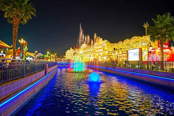 ドバイ アラブ首長国連邦 2020年3月5日 ドバイの3月5日 グローバルビレッジドバイの貿易パビリオンの中にある狭い運河のカラフルな照明噴水 — ストック写真