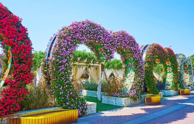 DUBAI, BAE - 5 Mart 2020: Kalp şeklinde kemerler, Miracle Garden 'daki restoranın açık hava terasına çıkıyor, 5 Mart' ta Dubai 'de