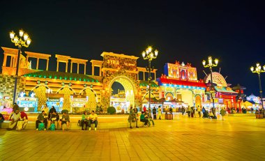 DUBAI, BAE - 5 Mart 2020: 5 Mart 'ta Dubai Global Village Dubai' de dinlenin, farklı ülkelerin, kafelerin, fıskiyelerin ve diğer etkinliklerin pazar köşklerini ziyaret edin