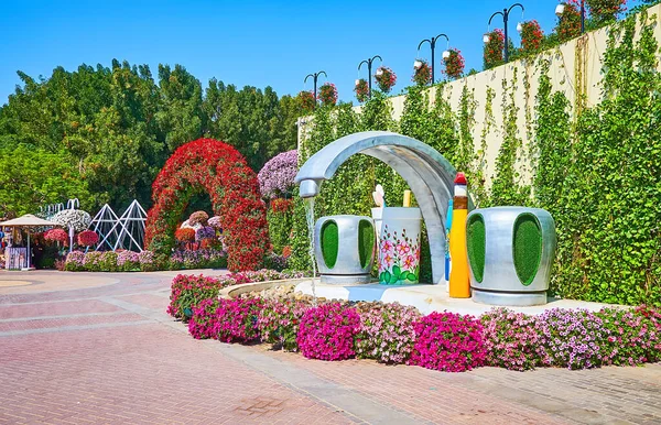 DUBAI, BAE - 5 Mart 2020: Miracle Garden 'daki 5 Mart' ta Dubai 'de petunya ile kaplanmış komik musluk çeşmesi