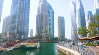 DUBAI, BAE - 2 Mart 2020: Dubai Marina 'nın ortasında yer alan ve Cayan Kulesi, Prenses Kulesi, Damac Residenze gibi modern gökdelenlerle çevrili Bristol Charter Catamaran iskelesi, 2 Mart' ta Dubai 'de