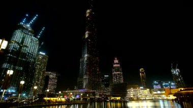 DUBAI, BAE - 3 Mart 2020: Burj Halife gölünün kıyısında, 3 Mart 'ta Dubai' de, Burç Halife 'nin parıldayan karanlık silueti