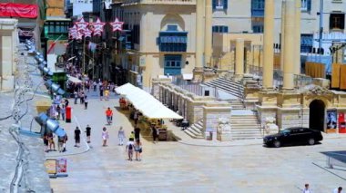 VALLETTA, MALTA - 19 Haziran 2018: Valletta, Birgu, Sliema önemli eserleri ile Cumhuriyet Caddesi, Grand Harbor, Vittoriosa yat, Fort St Angelo, Carmelite Kilisesi ve Pro-Cathedral, 19 Haziran 'da Valletta' da toplandı.