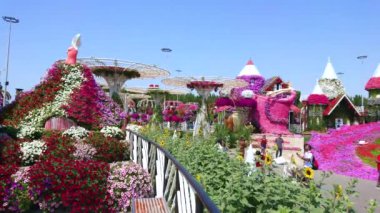 DUBAI, BAE - 5 Mart 2020: 5 Mart 'ta Dubai' de, petunya çiçekleri arasında dans eden balerinin taşınan kurulumu