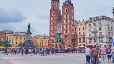 KRAKOW, POLAND - 21 Haziran 2018: St. Mary Bazilikası, Plac Mariacki (Pazar Meydanı), Cloth Hall, Vistula Nehri üzerindeki Wawel Şatosu, at arabaları, eski sokaklar, malikaneler, kafeler 21 Haziran 'da Krakow' da toplandı.