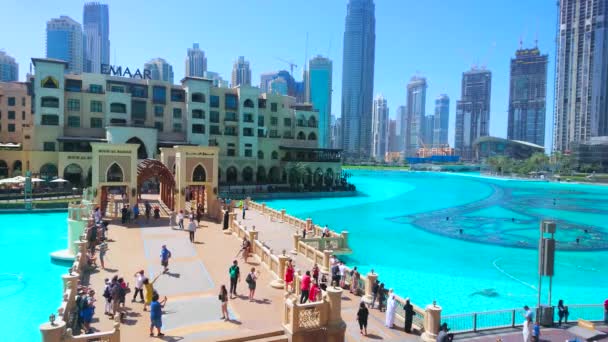 2017年3月3日 3月3日 在迪拜 人们走过Al Bahar桥 穿过Burj Khalifa湖 可以看到Souk Bahar市场 Burj — 图库视频影像