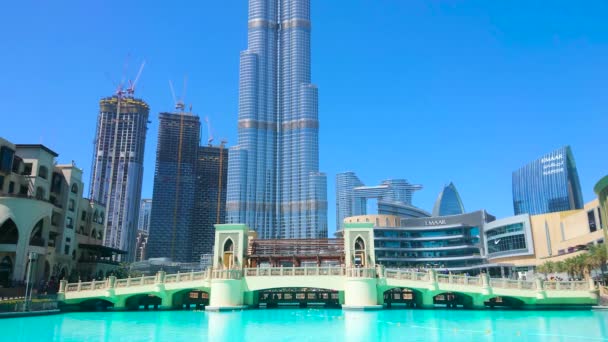 2020年3月3日 Bahar桥横跨Burj Khalifa湖 背景为Burj Khalifa塔 — 图库视频影像