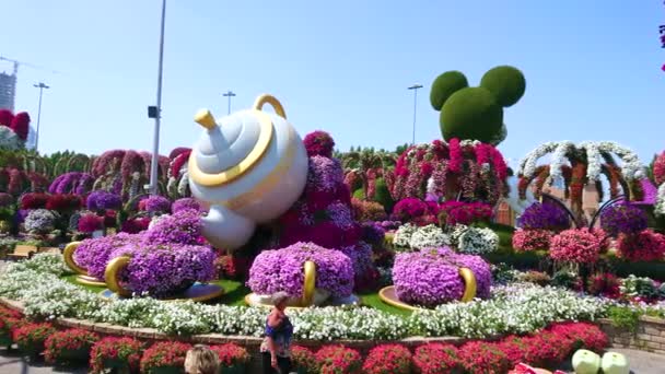 Dubai Uae March 2020 Panorama Teapot Cups Installation Surrounded Petunia — Stock Video