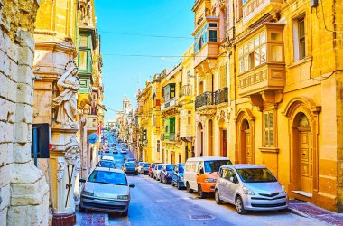 Eski yapılarla süslenmiş tarihi cadde, oymalar, duvar heykelleri, geleneksel ahşap kapılar ve balkonlar, Senglea, Malta