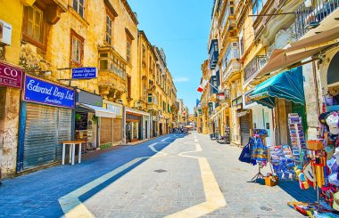 VALLETTA, MALTA - 19 Haziran 2018: Merchants sokağı, 19 Haziran 'da Valletta' da birçok turist dükkanı, sanat galerisi, kafe ve hediyelik eşya dükkanına sahiptir.