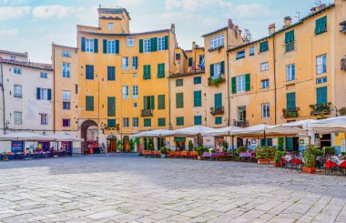 30 Nisan 'da Lucca' da Roma amfitiyatro kökenli eşsiz bir kent simgesi olan Piazza dellAnfiteatro,.