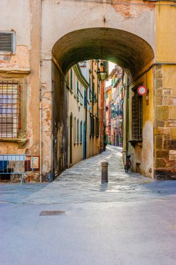 İtalya 'nın Lucca kentindeki dar ortaçağ caddesine giden kemerli geçit.