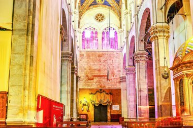 LUCCA, ITALY - 30 Nisan 2013: 30 Nisan 'da İtalya' nın Lucca kentinde Gotik tarzda mütevazı dekore edilmiş Katedral dua salonu