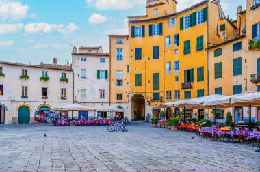 Tarihi merkezde yer alan eliptik Piazza dellAnfiteatro, 30 Nisan 'da Lucca' da antik bir Roma amfitiyatrosunun temelleri üzerine inşa edildi..