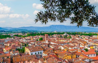 San Pietro Somaldi Kilisesi 'nin tuğla kulesi ve İtalya' daki dağlarla Lucca 'nın hava manzarası.
