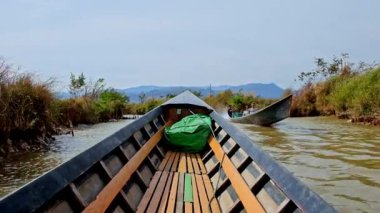 Inle Gölü, Myanmar 'da geleneksel kano gezisinin tadını çıkarın.
