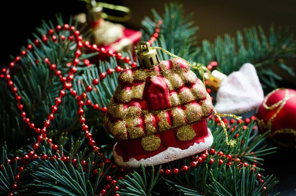 Decoraciones Rojas Navidad Una Casa Ramas Abeto Primer Plano — Foto de Stock