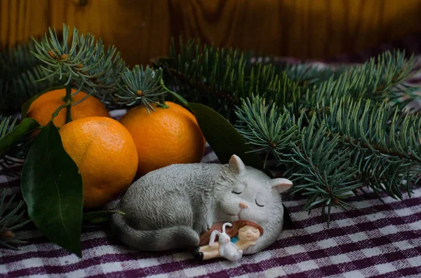 Weihnachtsdekoration Weihnachtsgeschichte Heiligabend Eine Schlafende Katze Ein Schlafendes Kleines Mädchen — Stockfoto