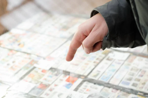 Pullar bir cam arkasında işaret eden bir parmak. Sıcak bir ceket bir adam.