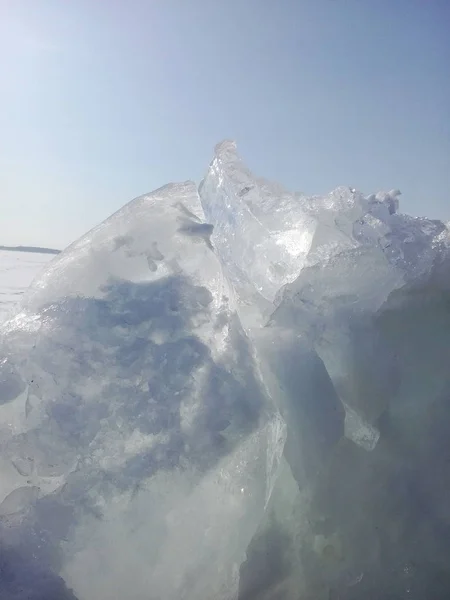 Kış Mavi Gökyüzüne Karşı Buz Dikey Arka Plan — Stok fotoğraf