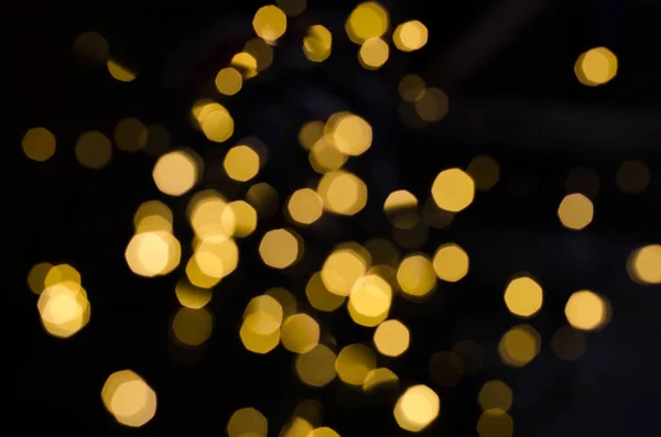 Sıcak beyaz led ışıkları karanlık bir arka plan üzerinde. Bokeh. Noel arka plan.
