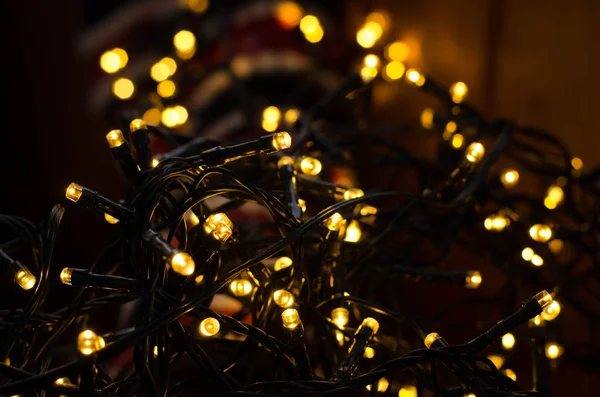 Sıcak beyaz ışıklar ve ayak Noel çorap yol açtı. Geç akşam evde kız rahatlatıcı. Kış tatil Noel ve yeni yıl kavramı.