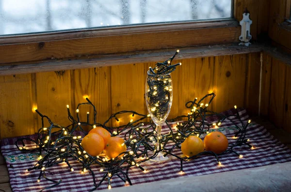 Weihnachtsbeleuchtung Dekorative Lichter Warmweißes Led Licht Weihnachtslichterschmuck Champagnerglas Sektflöte Mandarinen Stockbild