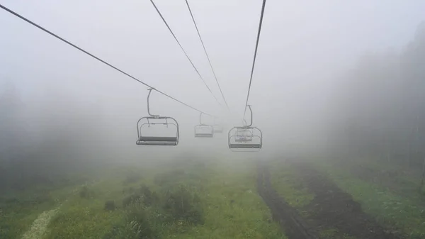 霧の夏のスキー場のリフト 高い乗客のロープウェイまたは Manzherok のチェアリフトです アルタイ山脈 — ストック写真