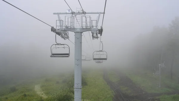 Ski lift sis tarih yazın. Bir yükseltilmiş Yolcu teleferik veya telesiyej Manzherok içinde. Altay Dağları.