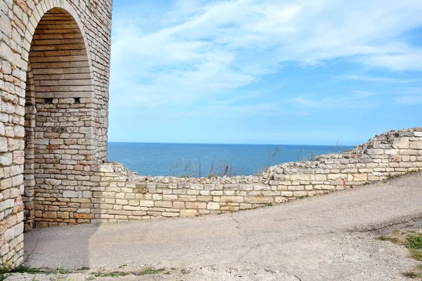 Bulgaristan'da Kaliakra Tarihi Anıtsal Simgede Yan Görünüm ve Yol 