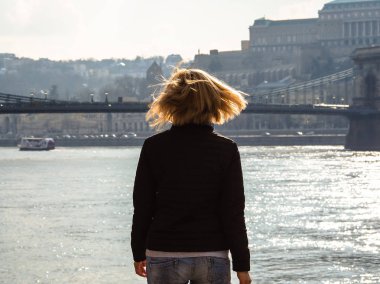 Budapeşte'de dere Köprüsü bakarak sarışın saçlı kız