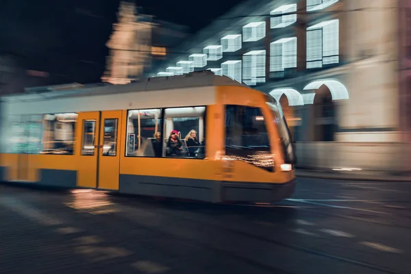 Lizbon, Portekiz şehir merkezinde hafif raylı sarı tramvay