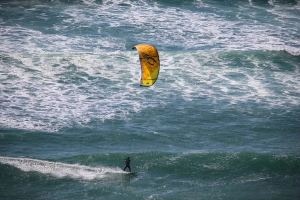 Foto Eines Mannes Beim Kitesurfen Portugal — Stockfoto