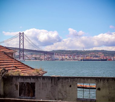 Almada, Lizbon, Tagus Nehri yakınlarında terk edilmiş şarap fabrikası