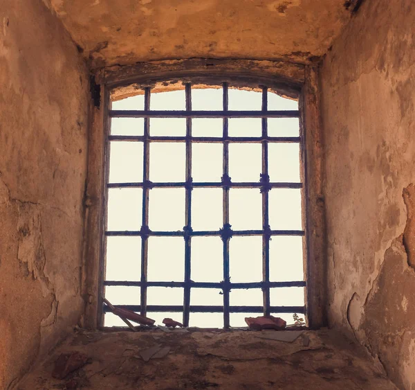 Окно Заброшенной Винной Фабрики Алмаде Недалеко Лисбонра — стоковое фото